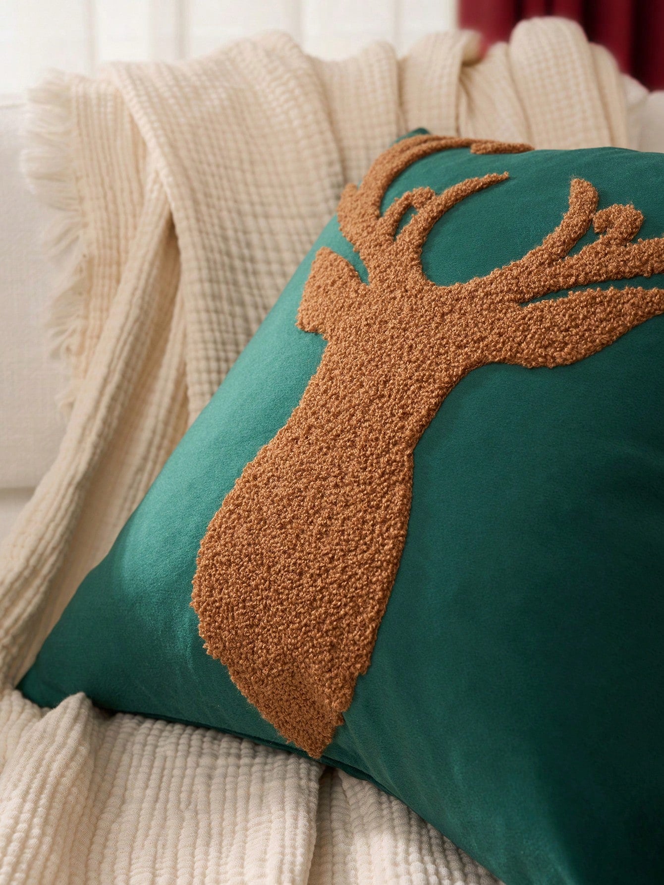 1pc Christmas Reindeer Cushion Cover,Christmas Decorative Throw Pillow Cover,18*18 Pillowcase,Soft Fleece,For Winter Decor,Living Room,Sofa Cushion Cover,Bedding Decor,Christmas Decorations Beige