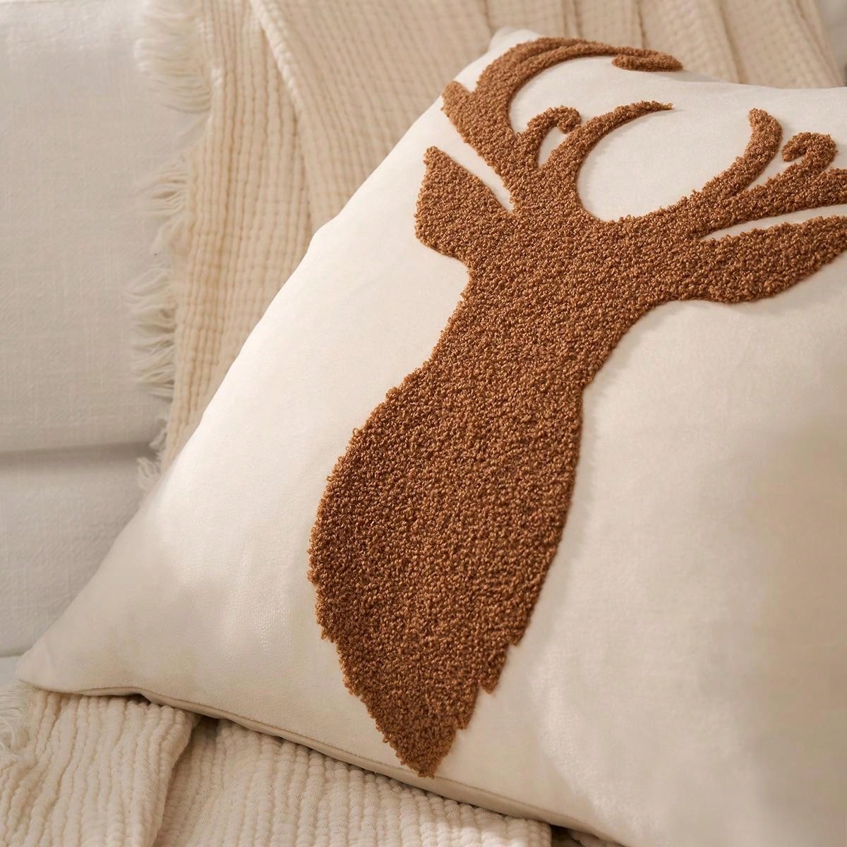 1pc Christmas Reindeer Cushion Cover,Christmas Decorative Throw Pillow Cover,18*18 Pillowcase,Soft Fleece,For Winter Decor,Living Room,Sofa Cushion Cover,Bedding Decor,Christmas Decorations Beige